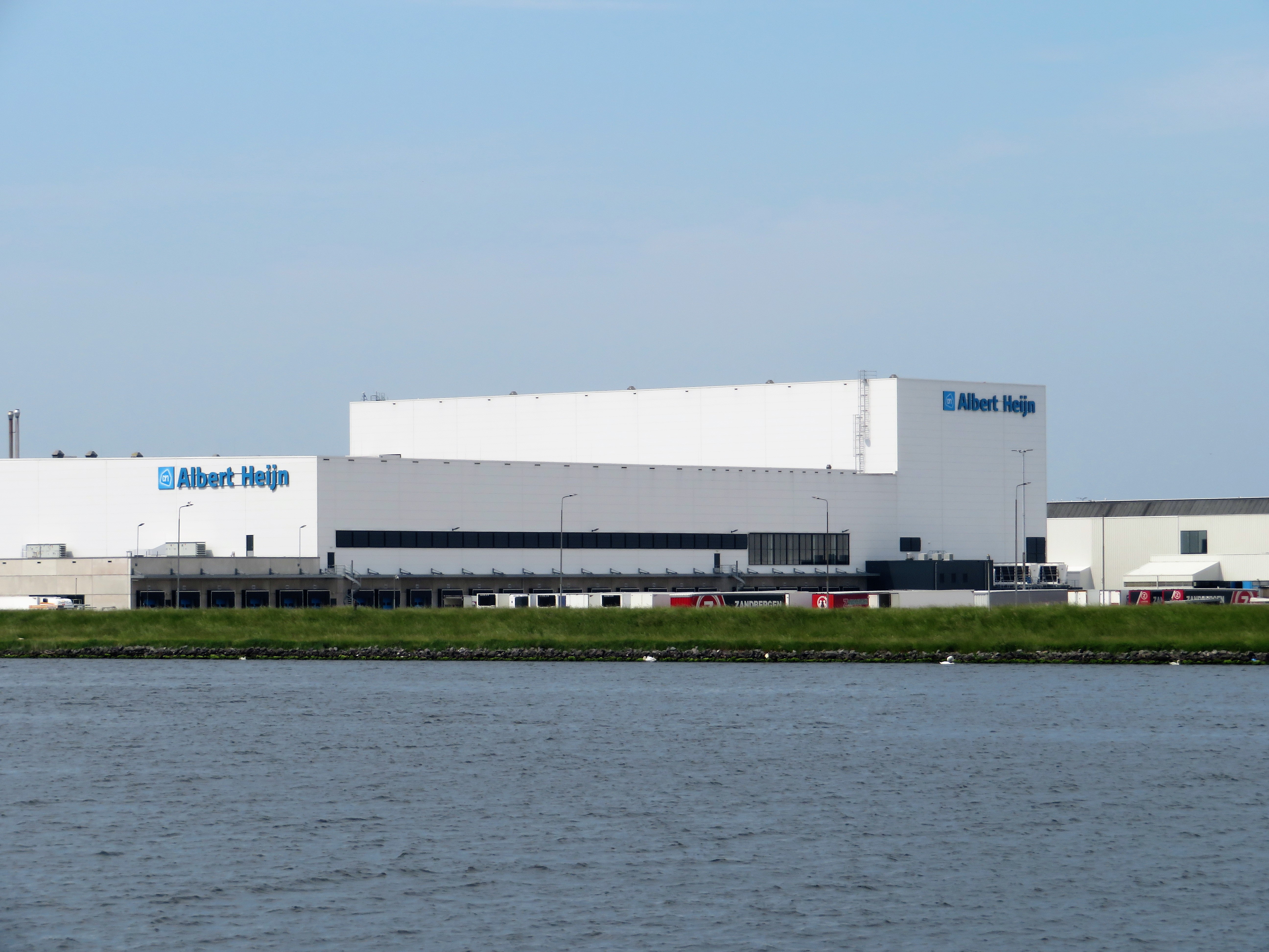 Edificio del centro di distribuzione Albert Heijn a Zaandam, fotografato dal lato del canale nel 2018.