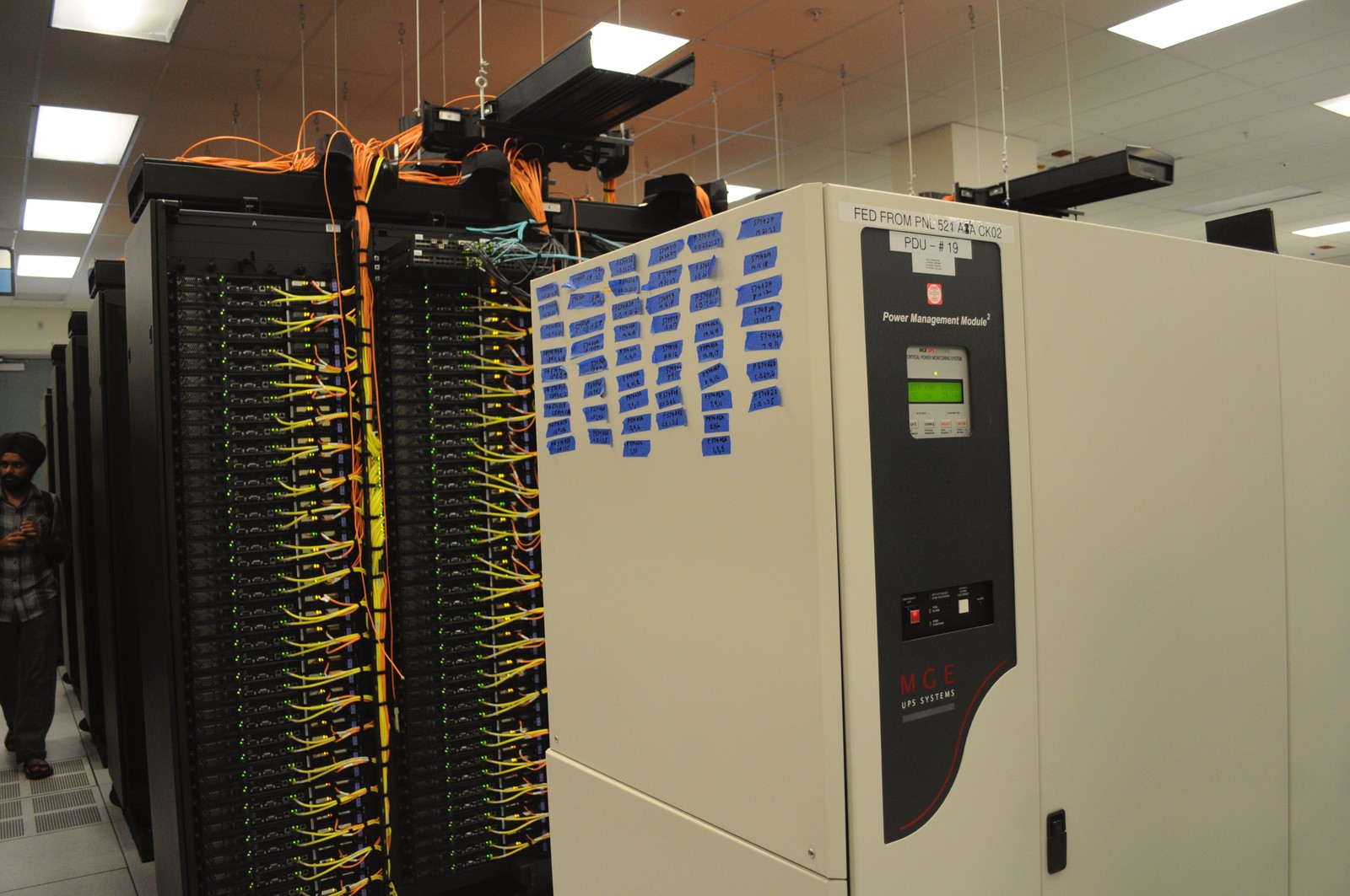 Modulo di alimentazione UPS e rack con cablaggi di rete nel data center NERSC.