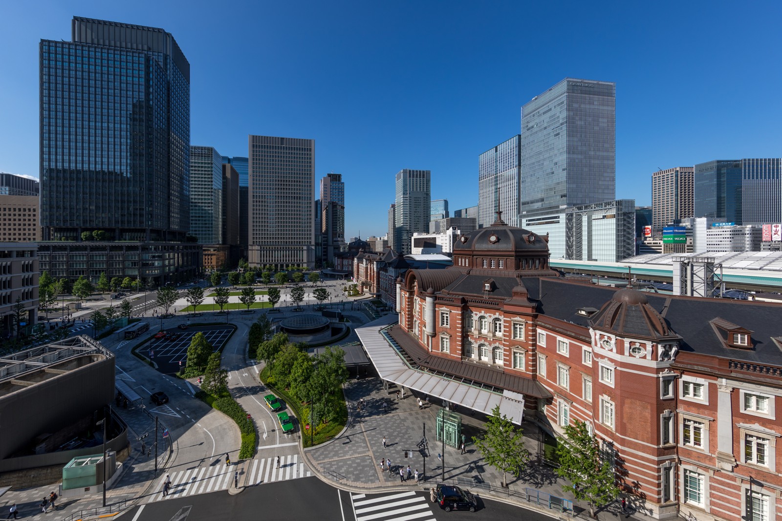 La piazza centrale di Marunouchi, la stazione di Tokyo e gli edifici del quartiere visti dalla JP Tower.