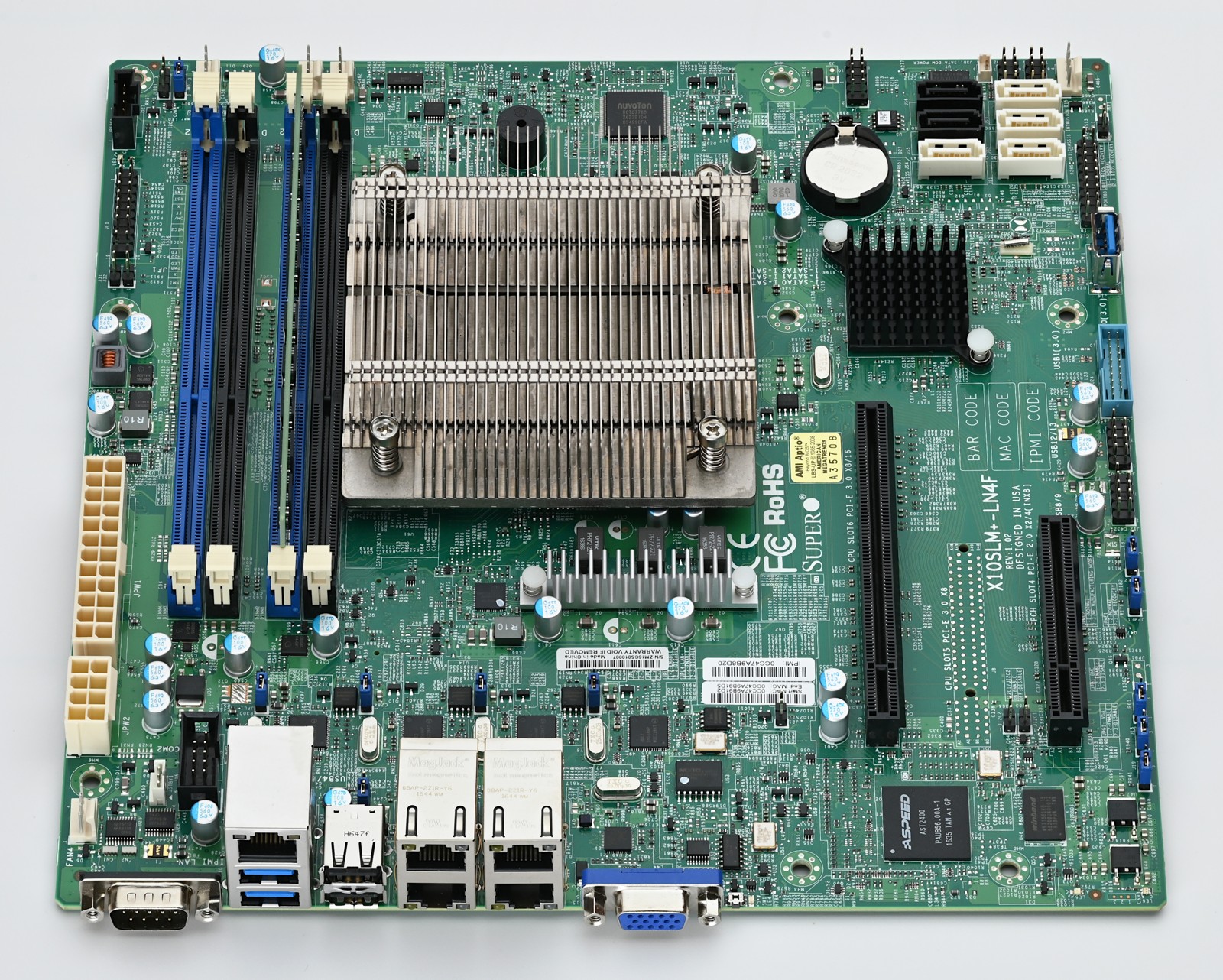 Scheda madre per server Supermicro X10SLM+-LN4F, con dissipatore, slot di memoria e porte di rete visibili.