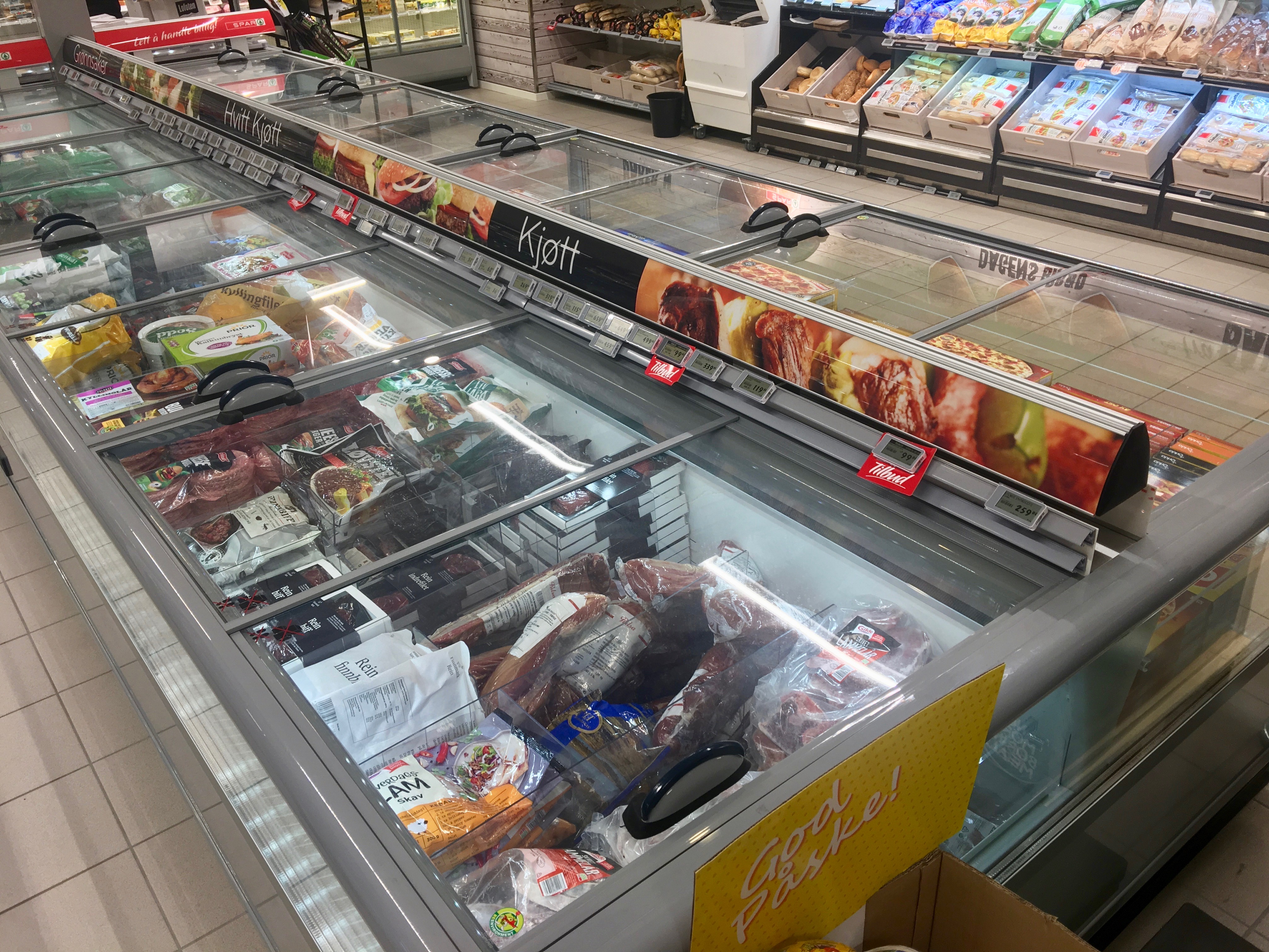 Banchi congelatori con coperchi in vetro e prodotti surgelati in un supermercato norvegese. Fotografia illustrativa del 2018.