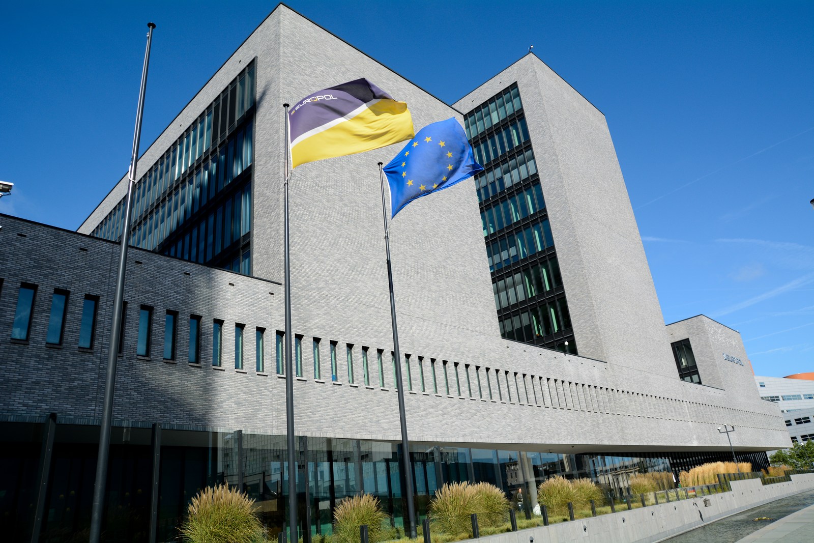 La sede di Europol all’Aia, con le bandiere davanti alla facciata.