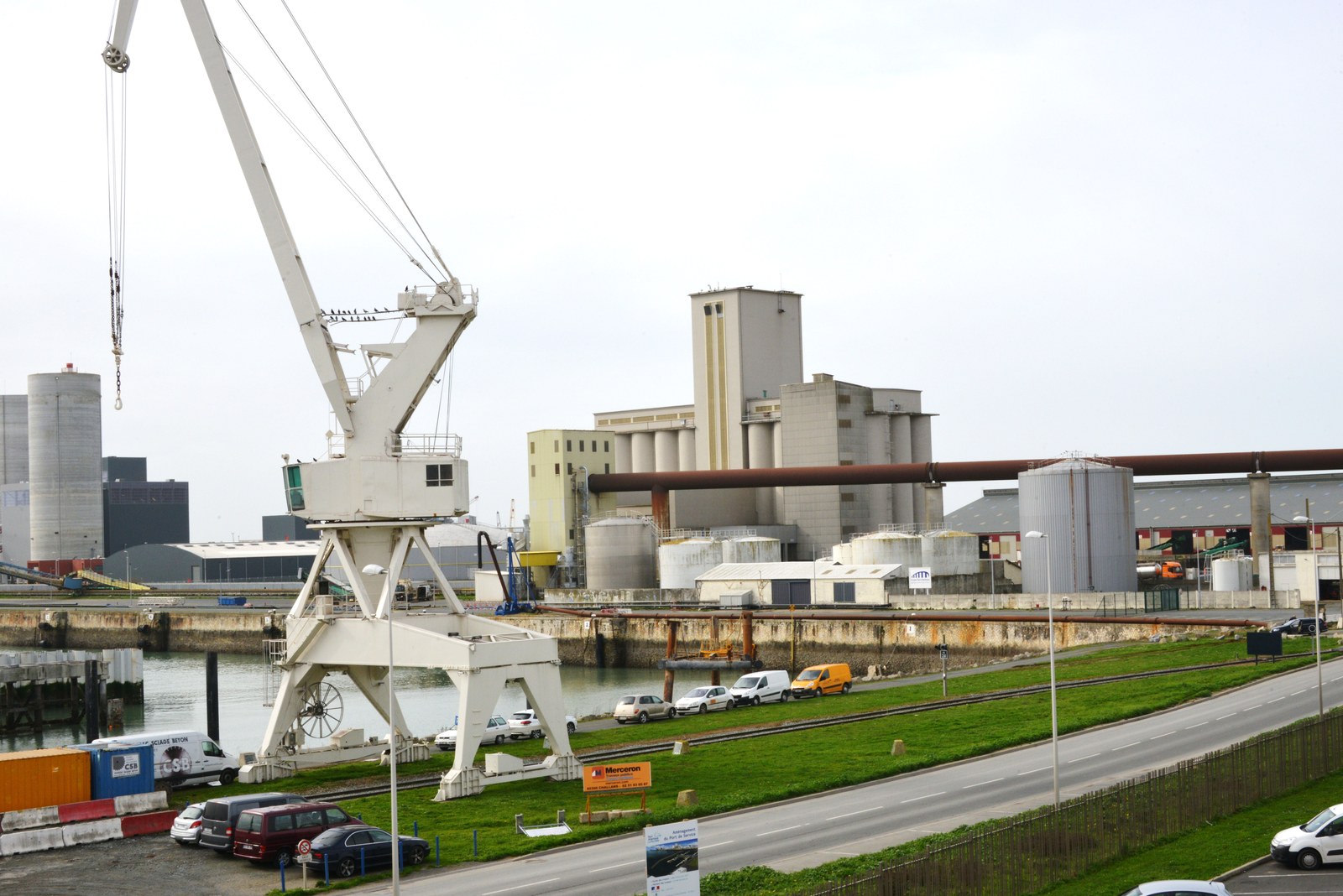 Gru portuale e silo cerealicolo Lombard a La Pallice, La Rochelle, Francia.