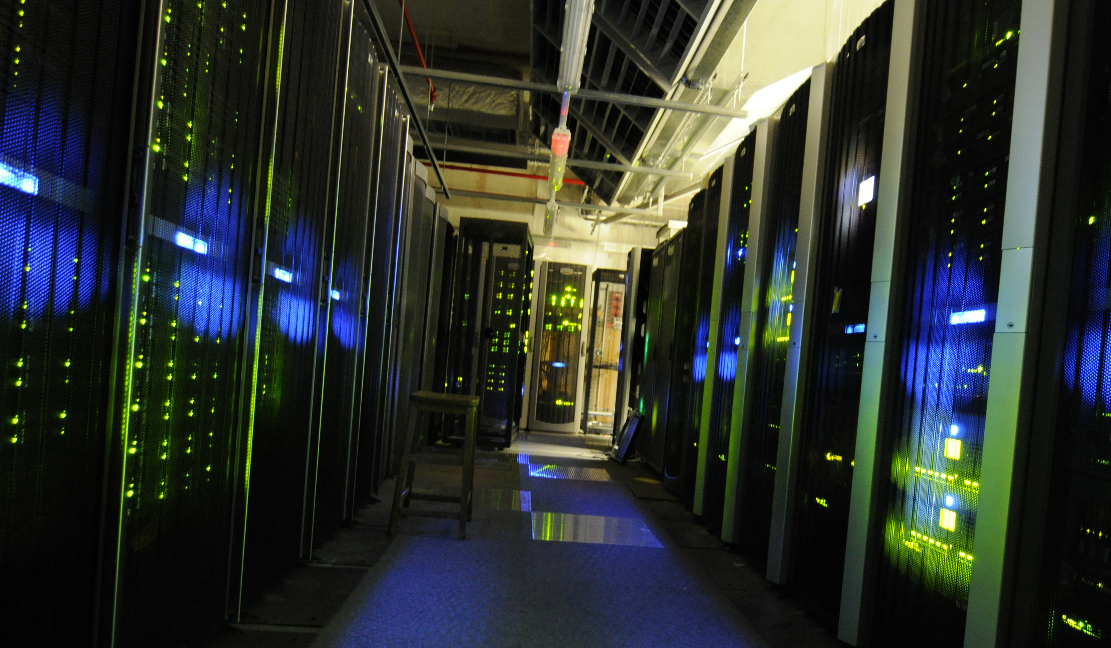 Corridoio fra armadi server nella sala informatica dei National Archives britannici, fotografata nel 2011.