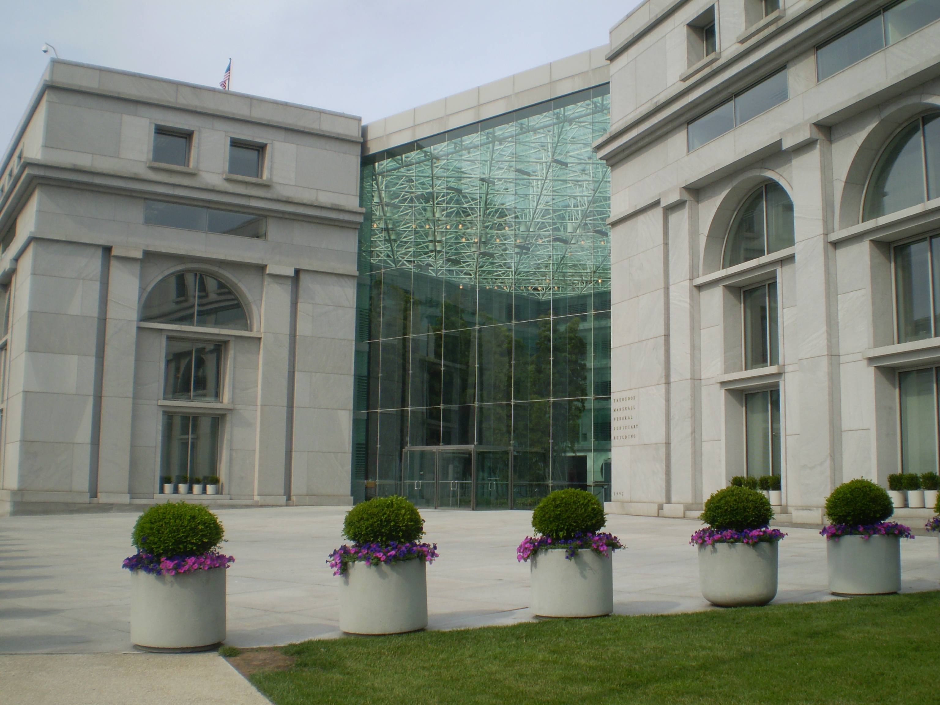 Facciata e atrio vetrato del Thurgood Marshall Federal Judiciary Building a Washington, D.C.; fotografia illustrativa.