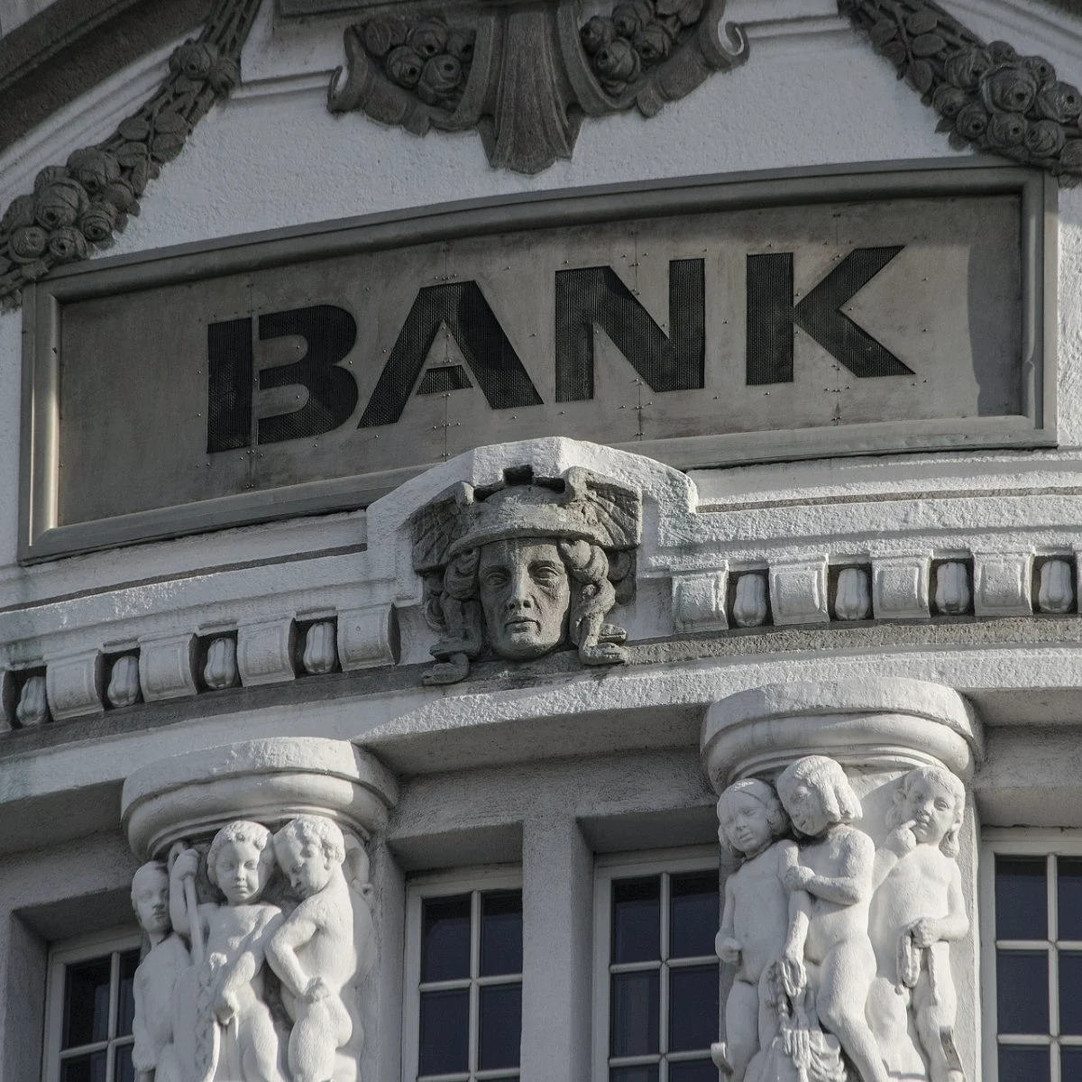 Dettaglio architettonico di un edificio bancario.
