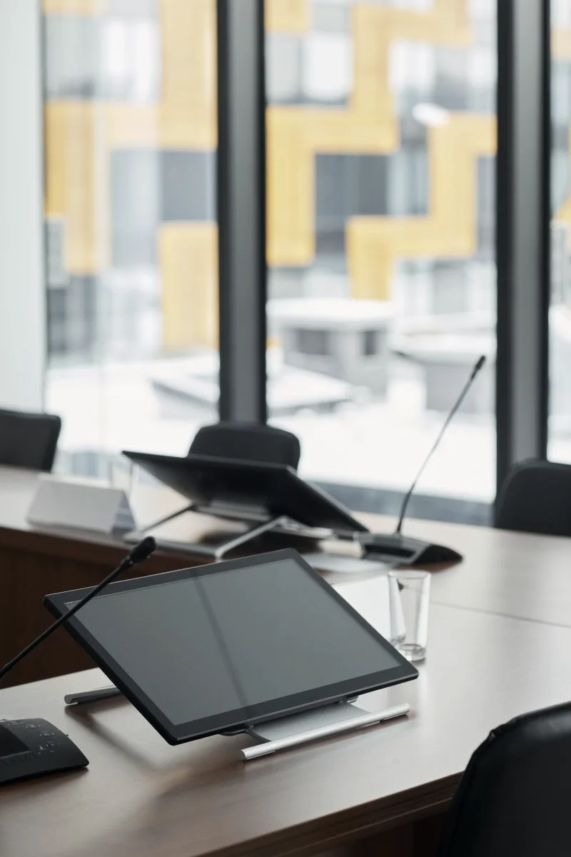 Postazione di lavoro con dispositivi digitali in un ufficio contemporaneo.